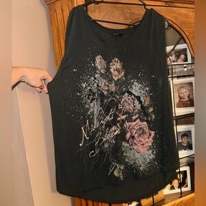2X Black Floral Women's Top. Tiny hole. See photo. MUST BE BUNDLED